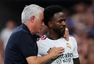 Mourinho enfrenta críticas após silêncio estratégico após expulsão de Vinícius Júnior
