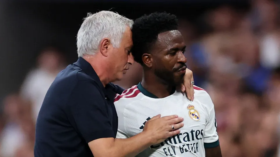 Mourinho enfrenta críticas após silêncio estratégico após expulsão de Vinícius Júnior