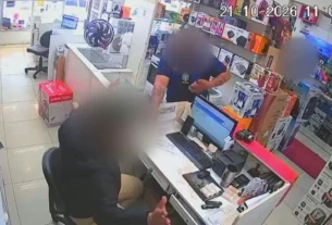 Mutirão criminoso em Porto Alegre rouba dezenas de celulares após trancar clientes e funcionários