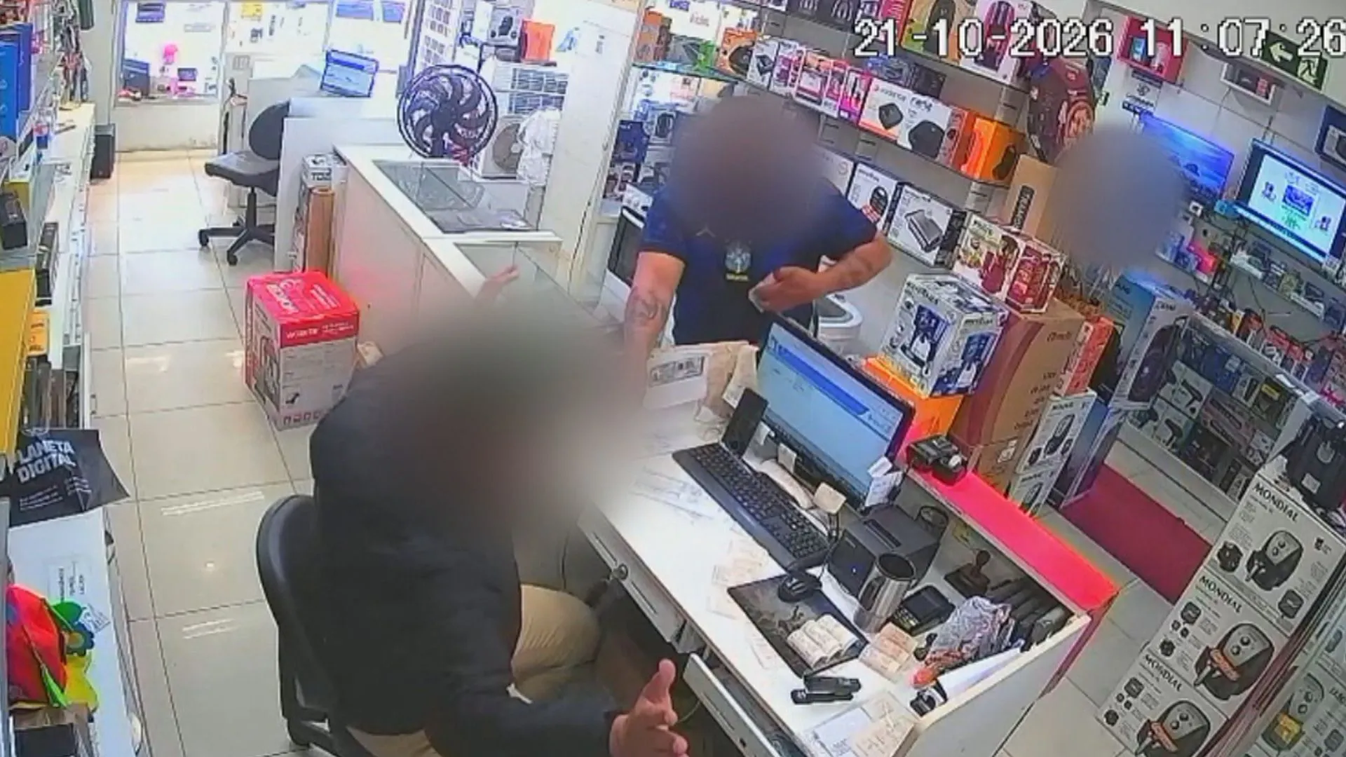 Mutirão criminoso em Porto Alegre rouba dezenas de celulares após trancar clientes e funcionários