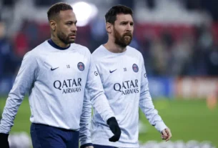 Neymar presta homenagem a Messi em dia de despedida do craque pela Argentina