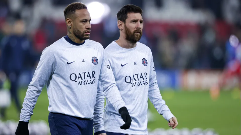 Neymar presta homenagem a Messi em dia de despedida do craque pela Argentina