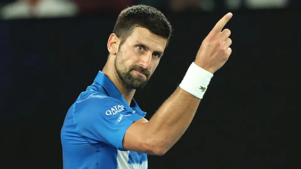 Novak Djokovic conquista título em Pequim após desistência de Alex de Minaur