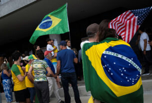 Número de brasileiros querendo emigrar para os Estados Unidos dispara após reeleição de Lula