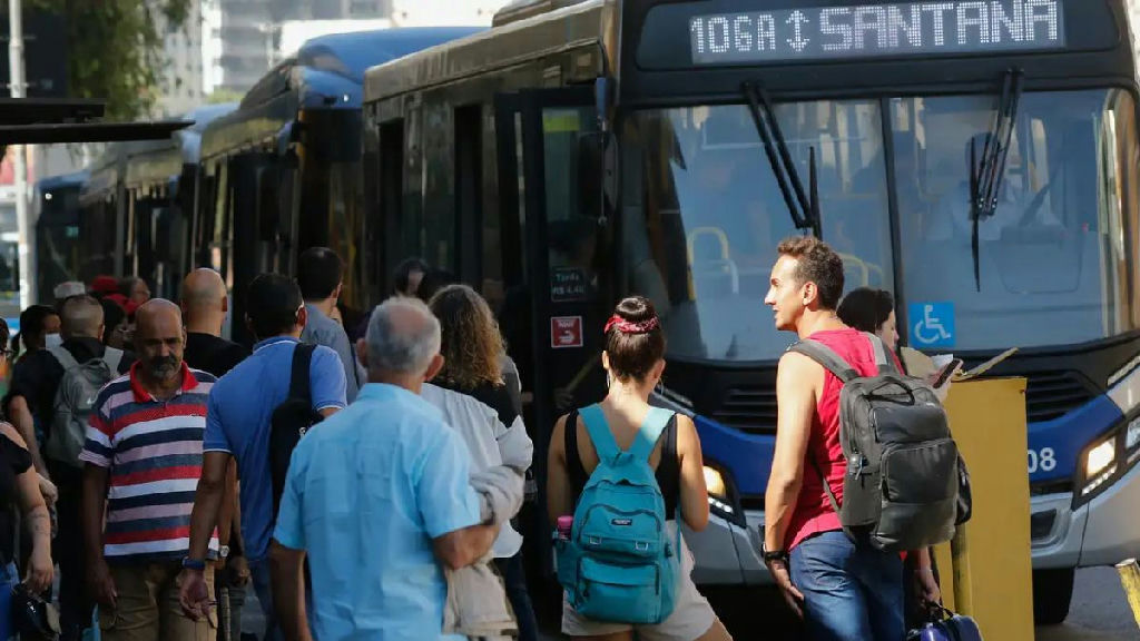 Ônibus parados no 2º turno geram caos e pedidos de prisão no país
