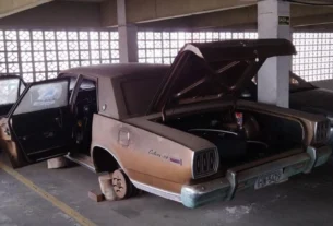 Operação complexa resgata Ford Galaxie parado há 17 anos no 9º andar de prédio em Novo Hamburgo