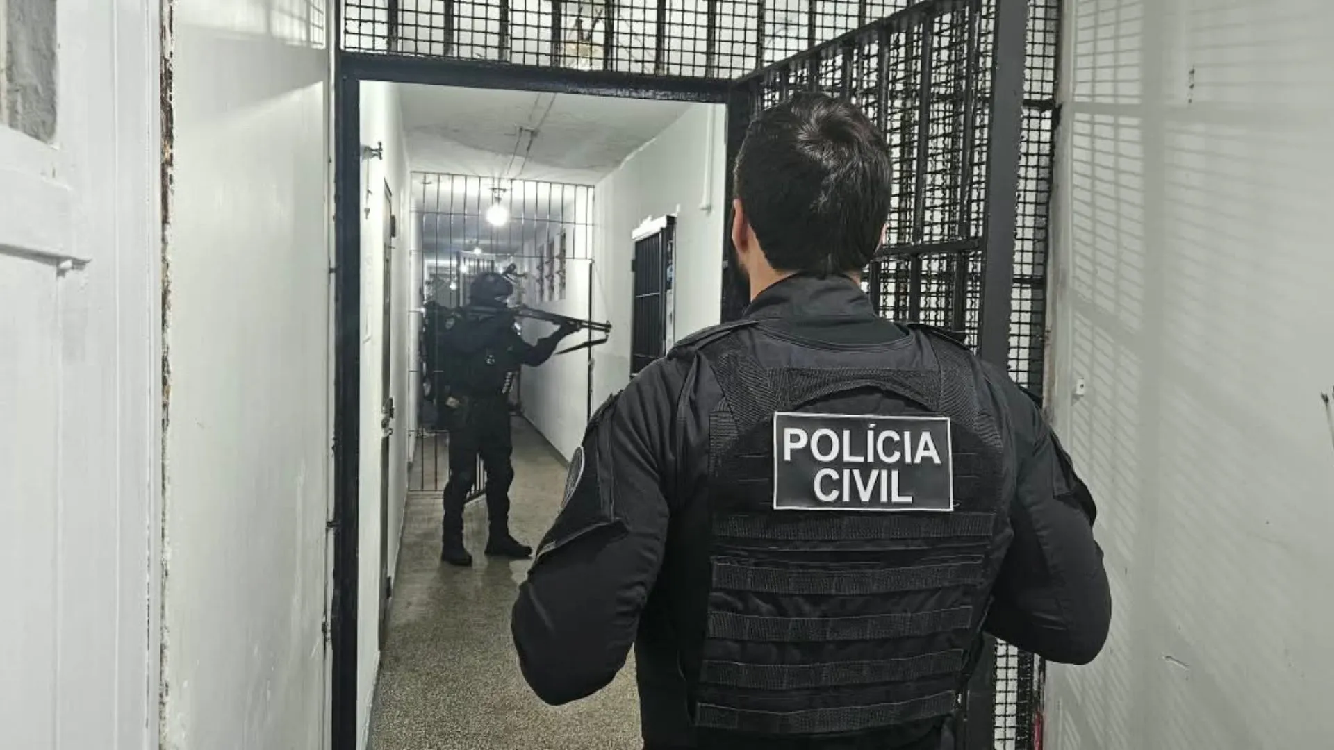 Operação policial combate rede criminosa por trás do golpe dos nudes em presídios