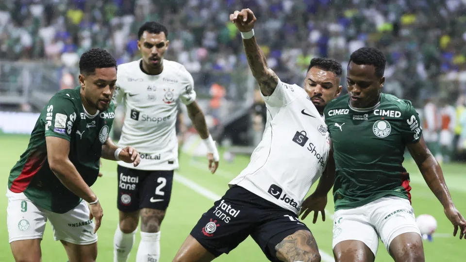 Palmeiras goleia Corinthians e mantém pressão máxima sobre o líder Flamengo