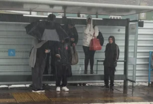 Passageiros buscam refúgio em bancos de parada durante temporal em Porto Alegre