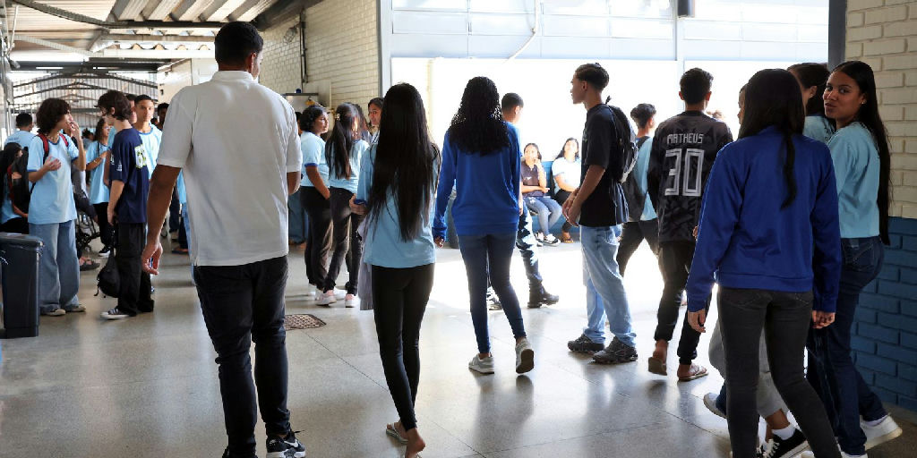 Pé-de-meia inicia pagamento da sétima parcela para estudantes do ensino médio