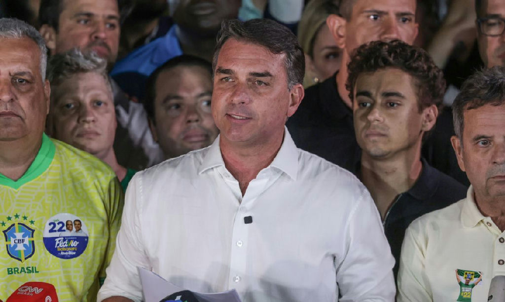 PF anula passaportes de Flávio Bolsonaro por descumprimento de ordem judicial