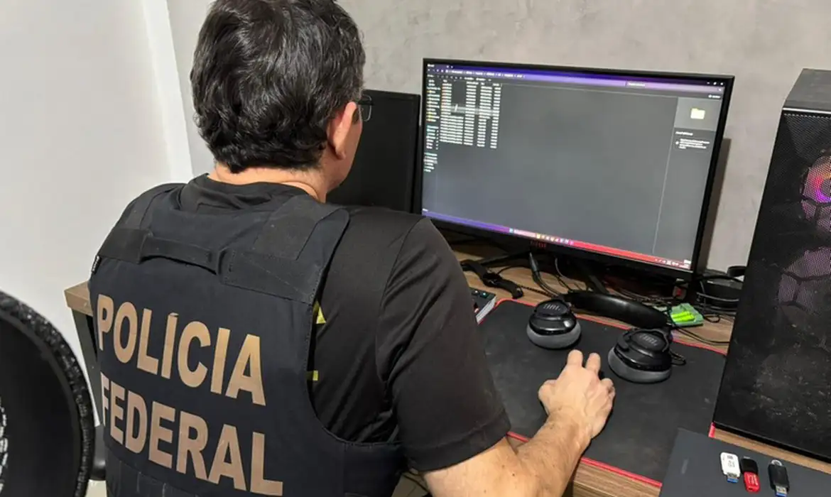 Polícia federal deflagra operação contra facção que monopoliza internet no rio