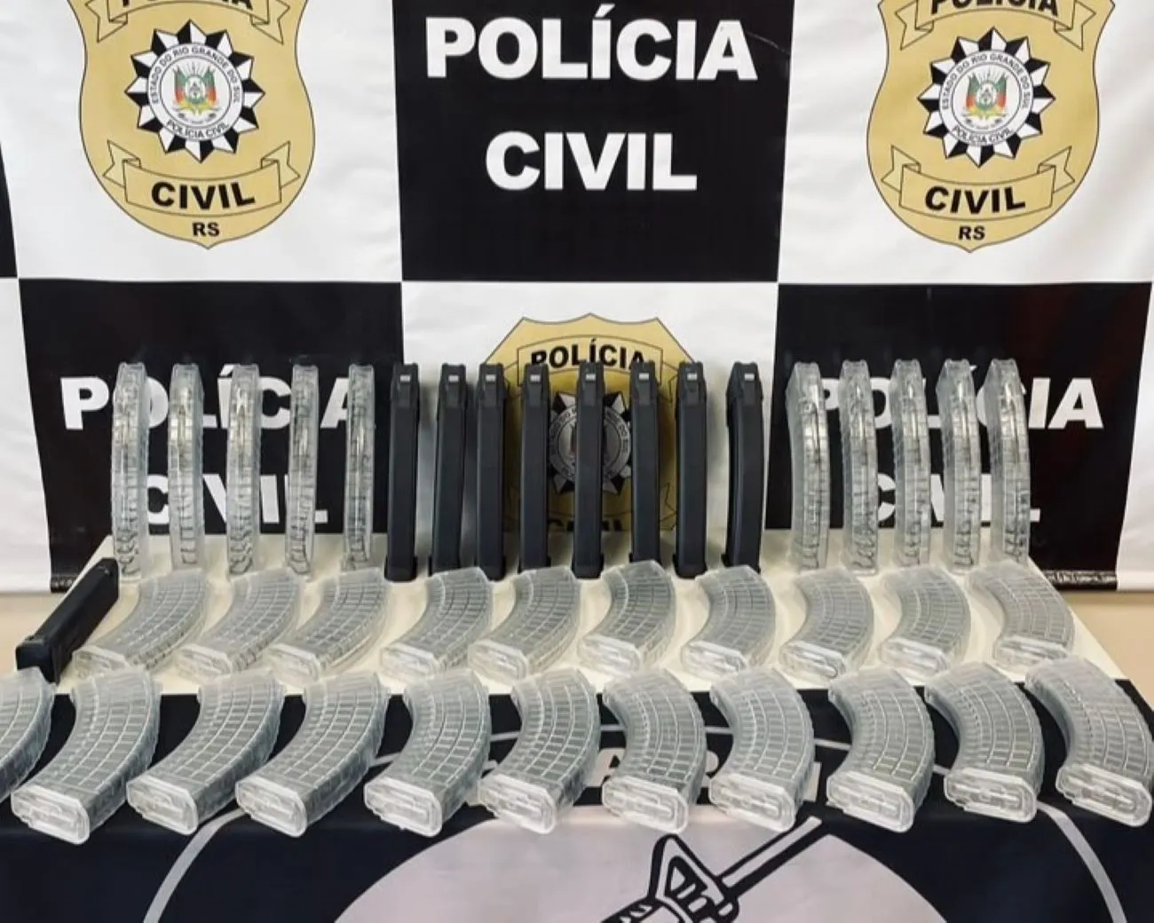 Policiais interceptam no RS carregadores de fuzil destinados à Rocinha e apreendem drogas