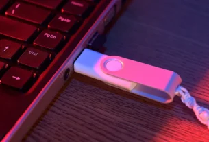 Por que você nunca deve remover um pen drive sem ejetar antes no computador