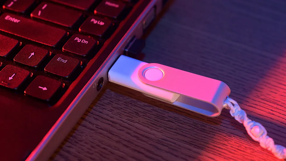Por que você nunca deve remover um pen drive sem ejetar antes no computador