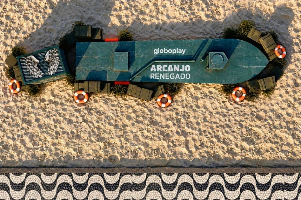 Praia de Copacabana recebe submarino cenográfico gratuito da série Arcanjo Renegado do Globoplay