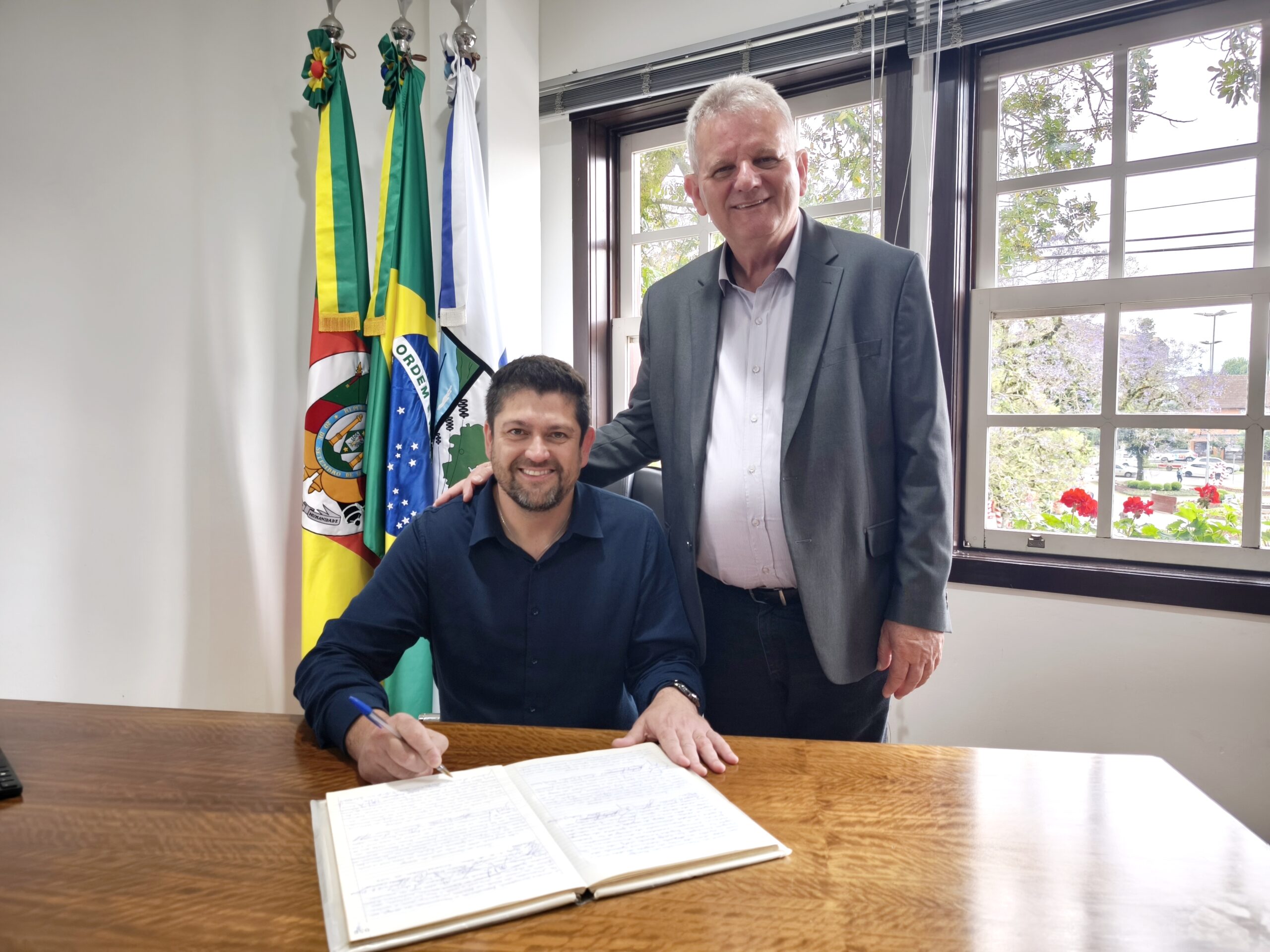 Prefeito Daniel transmite cargo temporariamente para vice-prefeito Alexandre