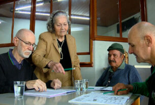 Professora de 81 anos retoma ensino e transforma vida de colegas em casa de repouso