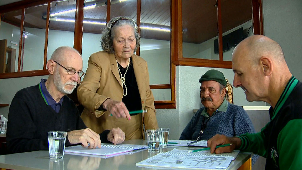 Professora de 81 anos retoma ensino e transforma vida de colegas em casa de repouso
