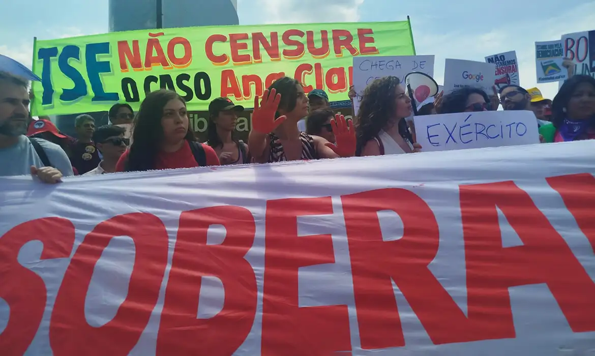 Protesto em Brasília contesta decisão do TSE sobre o caso Ana Clara