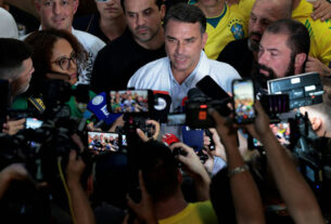 PT aciona TSE e pede cassação da chapa de Flávio Bolsonaro por uso de perfis de Marçal