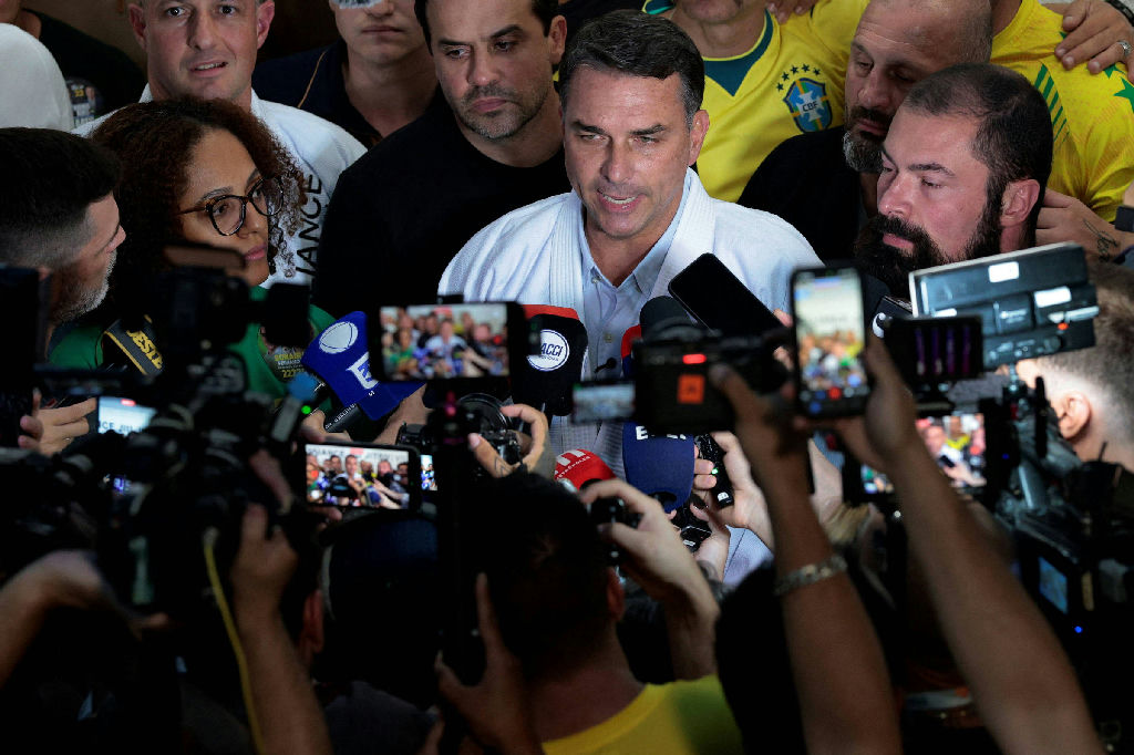 PT aciona TSE e pede cassação da chapa de Flávio Bolsonaro por uso de perfis de Marçal
