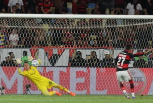 Quem é muslera, o goleiro veterano que parou o flamengo na libertadores