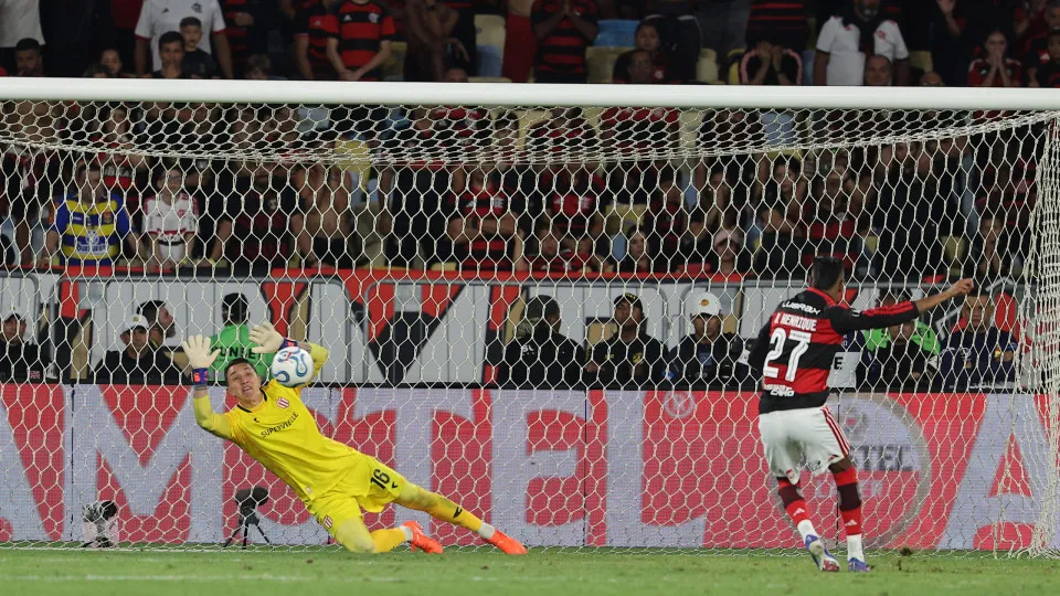 Quem é muslera, o goleiro veterano que parou o flamengo na libertadores