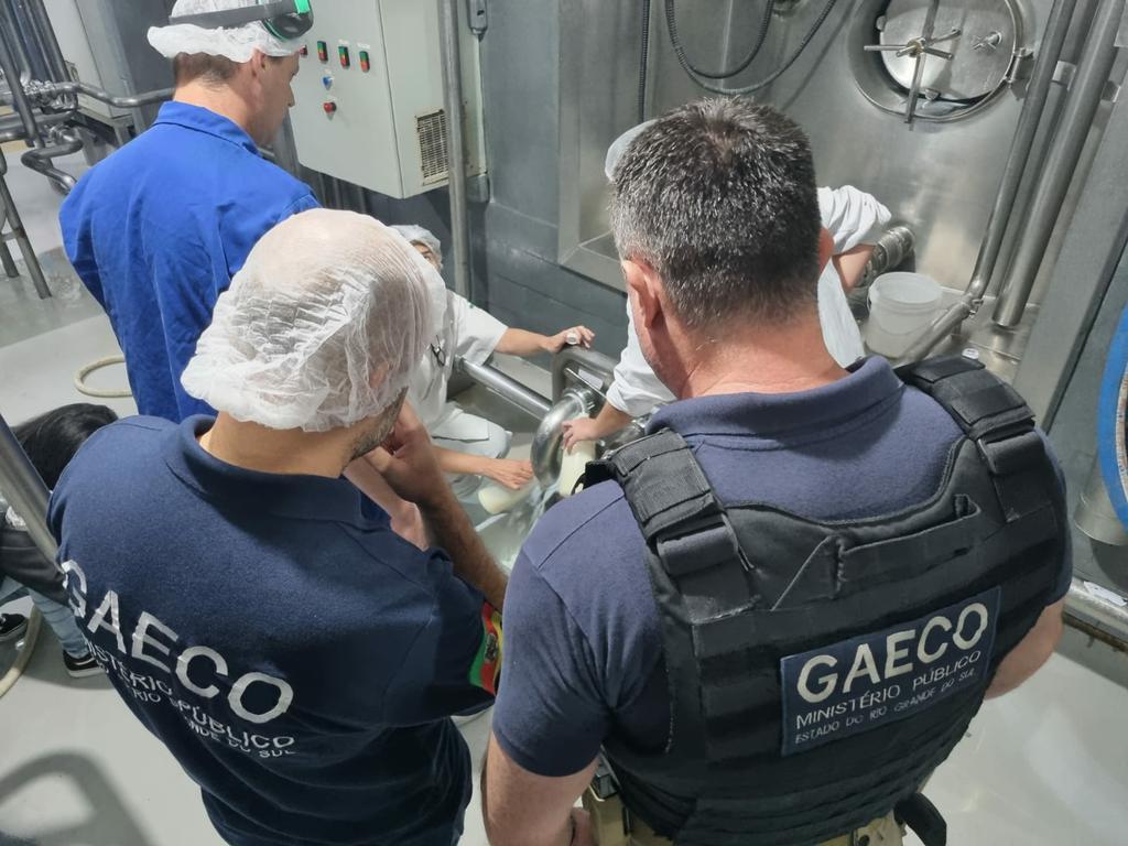Quinze condenados por fraude em leite na Operação Leite Compen$ado 13