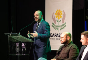 Reconhece talentos de artistas assistidos pelas APAEs gaúchas