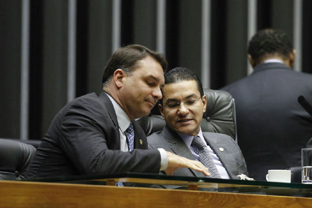 Republicanos formaliza aliança com Flávio Bolsonaro para o segundo turno