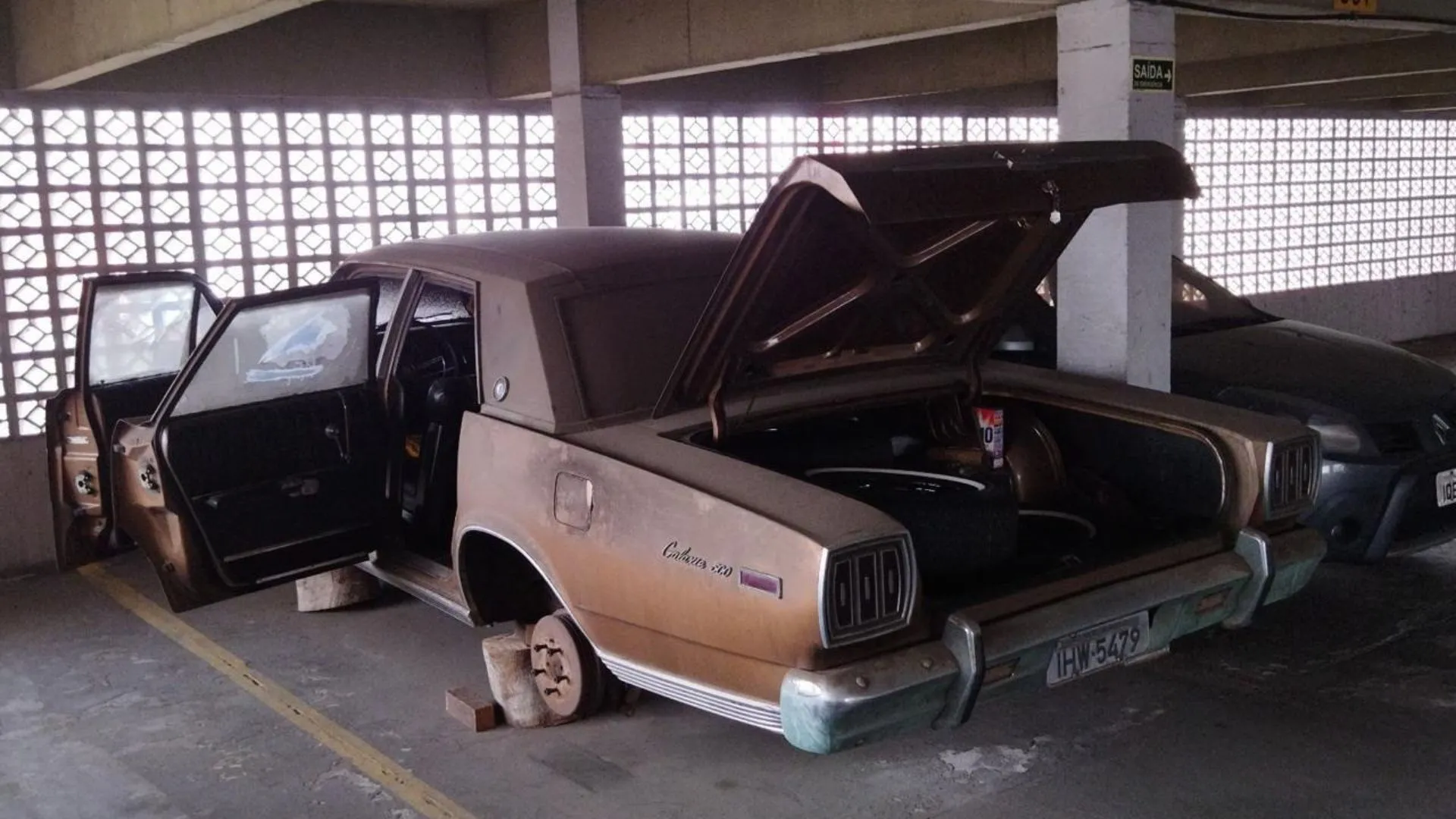 Resgate de carro clássico abandonado em prédio exige operação especial