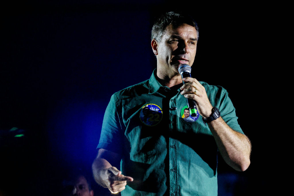 Revelações apontam encontro de senador com lobistas em lancha