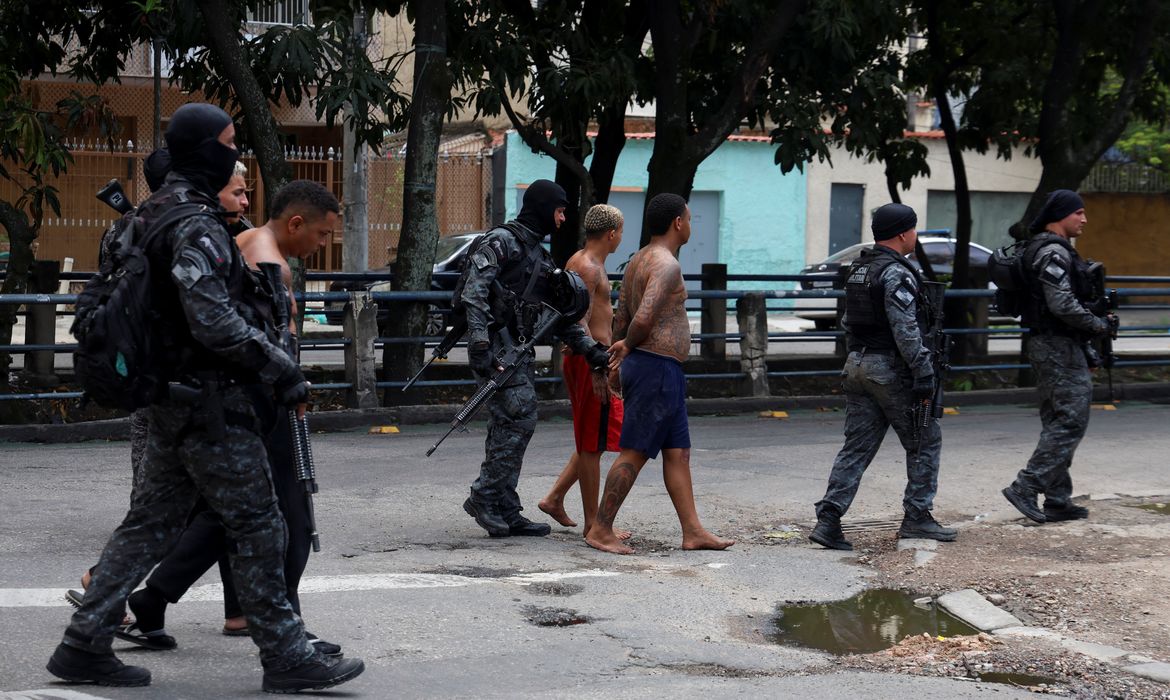 Rio de Janeiro planeja compra de câmeras para PM's em março de 2027 após cobrança do MP