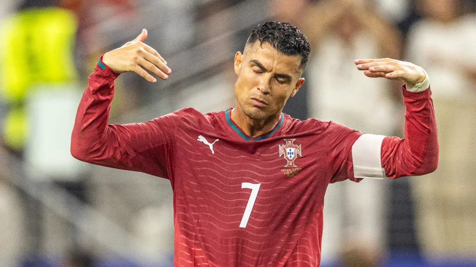 Rio Ferdinand critica Jorge Jesus e defende postura de Cristiano Ronaldo em polêmica na seleção