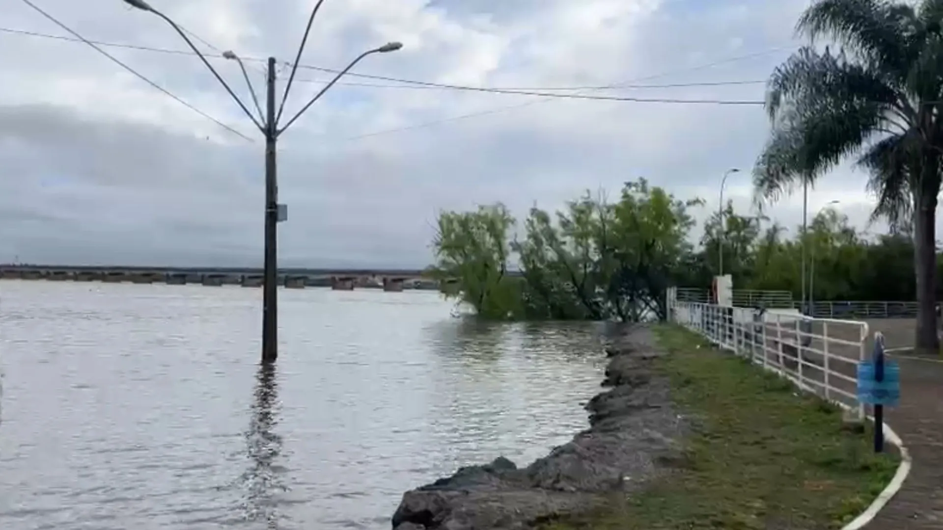 Rio Uruguai mantém alerta de inundação e quase 500 pessoas fora de casa no Rio Grande do Sul