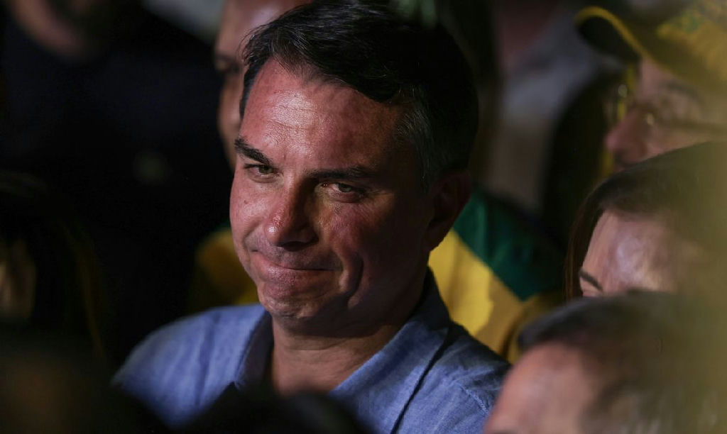 Saída de Flávio Bolsonaro para os Estados Unidos após as eleições ganha destaque no exterior