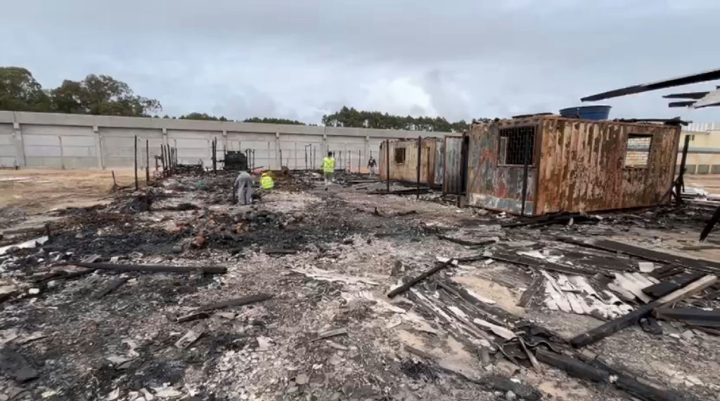 Sem feridos, chamas atingem área externa de obra de novo presídio em Rio Grande no RS