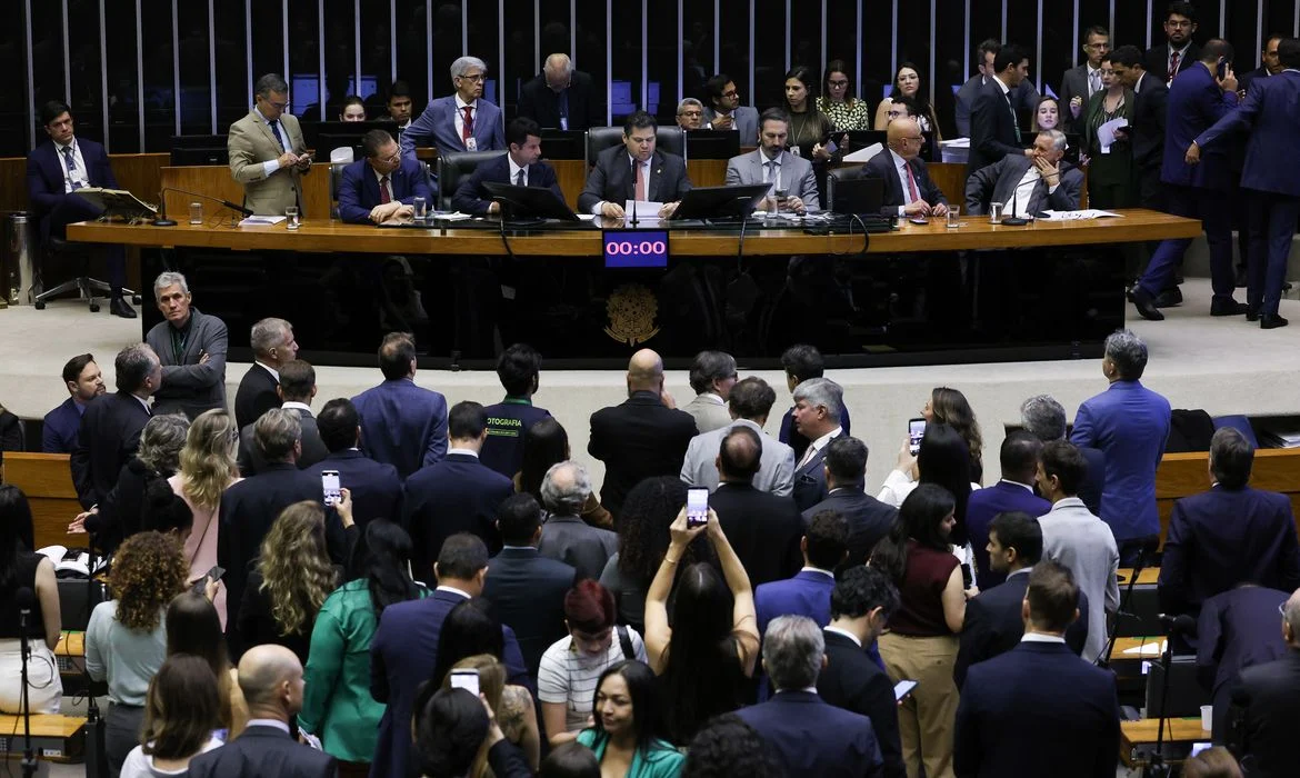 Senado define data para votação da PEC que propõe o fim da escala 6x1