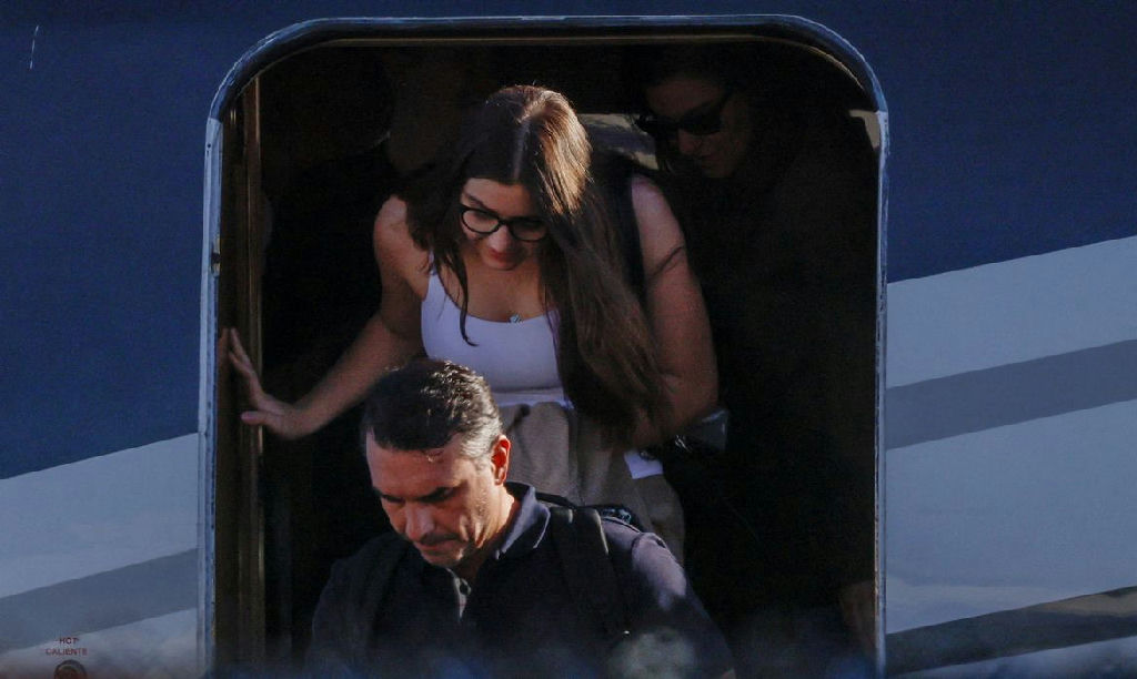 Senador Flávio Bolsonaro chega a Miami com a família após deixar o Equador