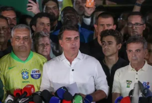 Senador Flávio Bolsonaro e família deixam a Argentina rumo ao Equador pela fronteira