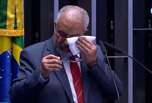 Senador Paulo Paim se emociona com aprovação da PEC que extingue a escala 6x1