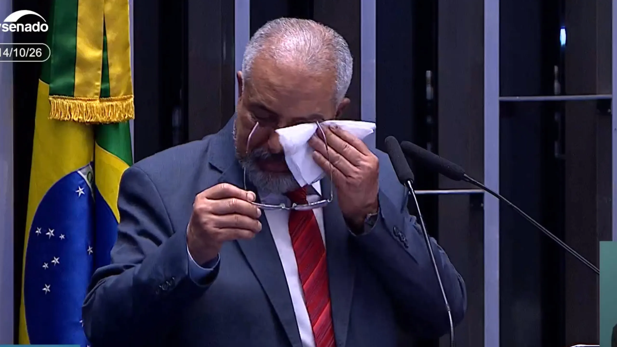 Senador Paulo Paim se emociona com aprovação da PEC que extingue a escala 6x1