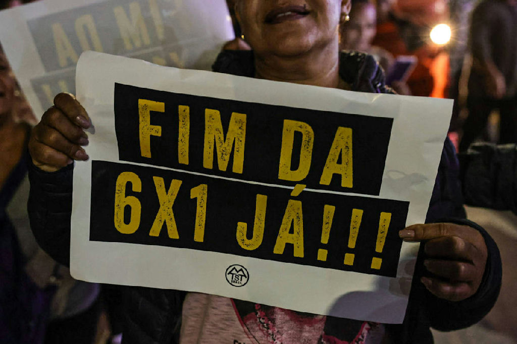Senadores da oposição articulam estratégia para travar votação da PEC que acaba com a escala 6x1