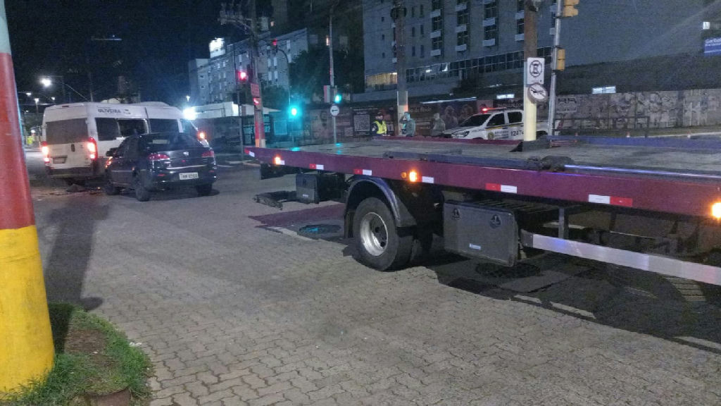 Sete pessoas ficam feridas após batida entre carro e van no bairro Floresta em Porto Alegre