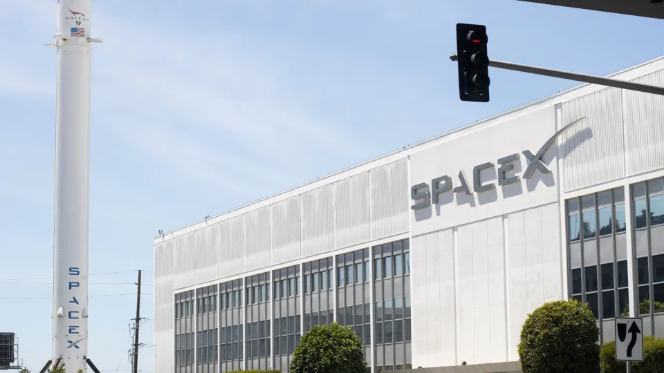 SpaceX fecha acordo milionário para financiar estrutura de data centers