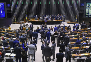 Sub-representação de parlamentares negros no Brasil persiste, aponta estudo