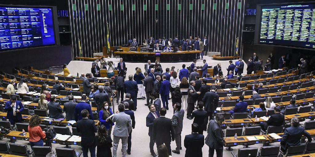 Sub-representação de parlamentares negros no Brasil persiste, aponta estudo