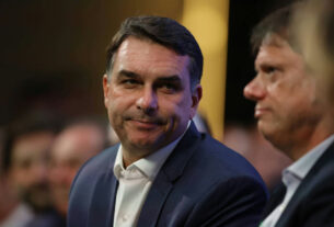 Tarcísio liga para Flávio Bolsonaro após entrevista e elogia desempenho