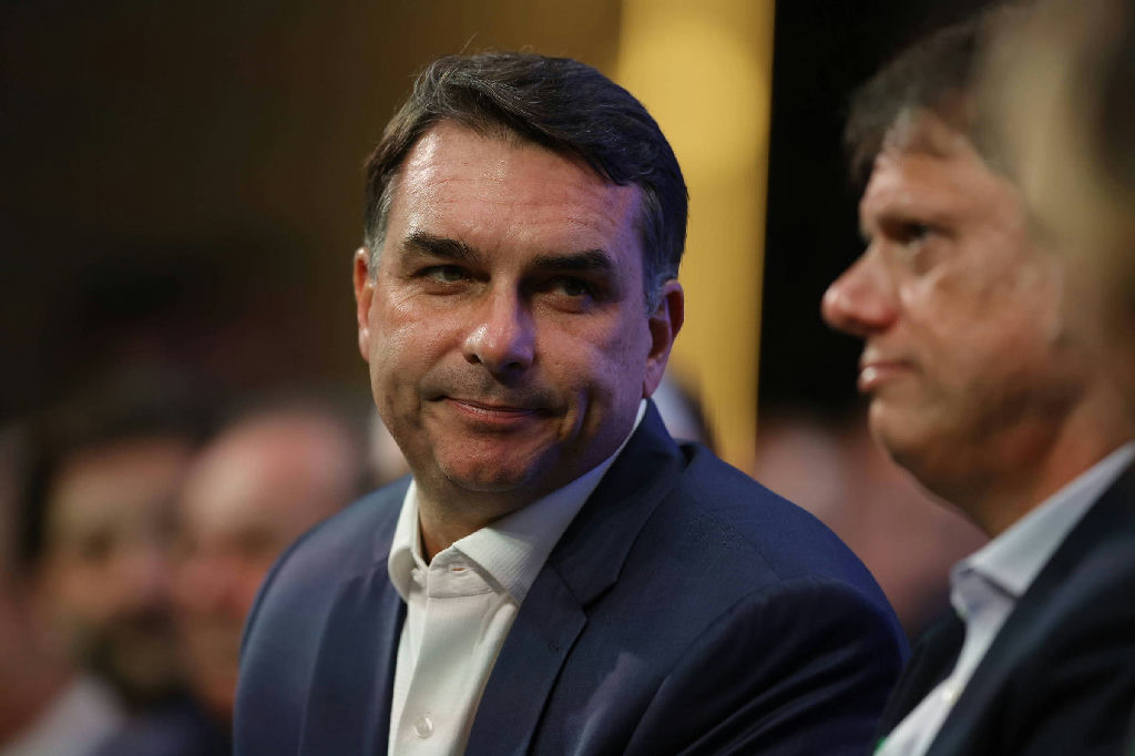 Tarcísio liga para Flávio Bolsonaro após entrevista e elogia desempenho